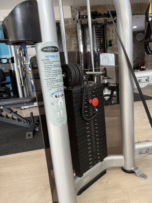 Máquina musculação pectoral fly matrix
