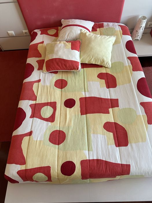 Cama de corpo e meio (base, colchão, cabeceira, colcha e almofadas)