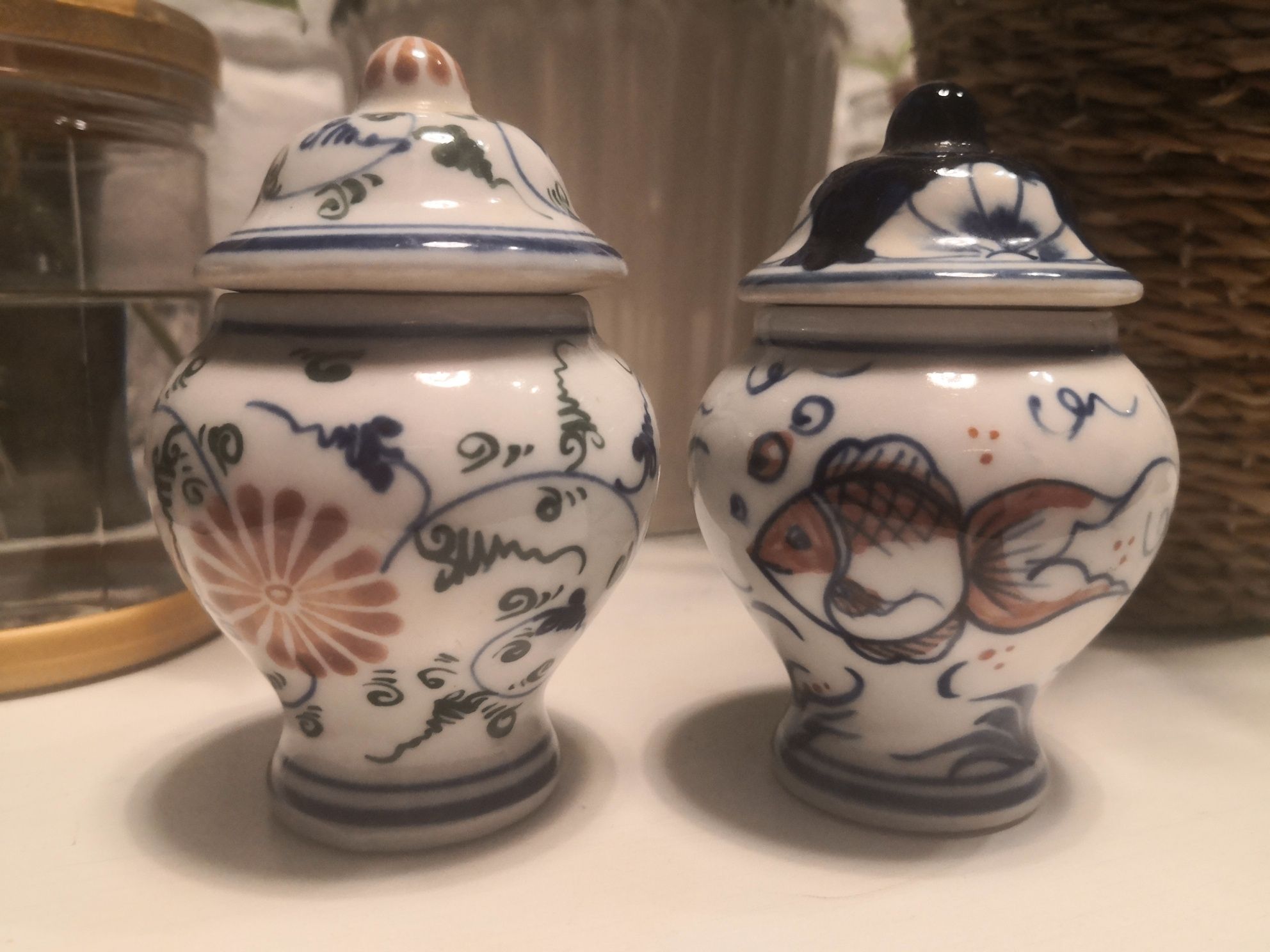 2 piękne mini wazy japońskie, ozdobna porcelana, 10 cm wys.