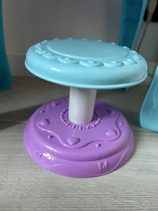 Piekna toalerka dla dziewczynki