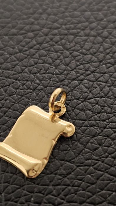 Pergaminho pendente ouro 19,2k (preço fixo)
