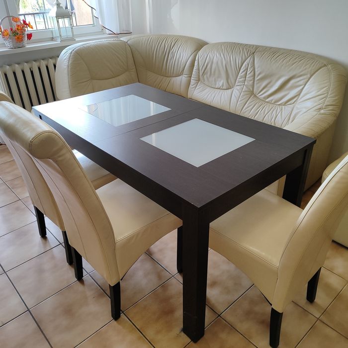 Narożnik skórzany, stół rozkładany, pufa, 3 krzesła