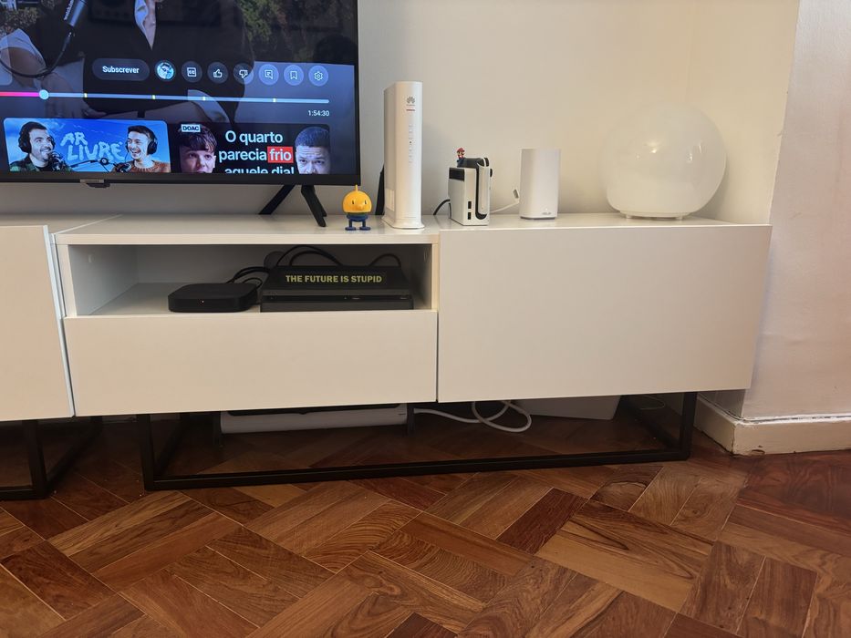 2 Bases de TV brancas metal