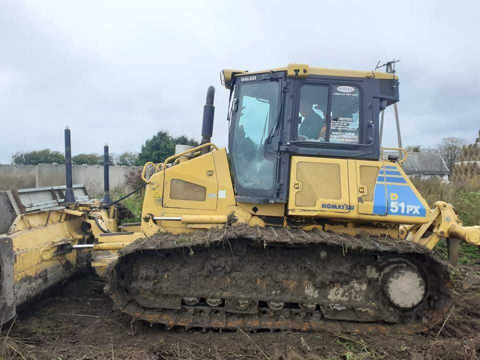 Wynajem/ usługi spycharką KOMATSU. Niwelacje terenu, odhumusowywanie.