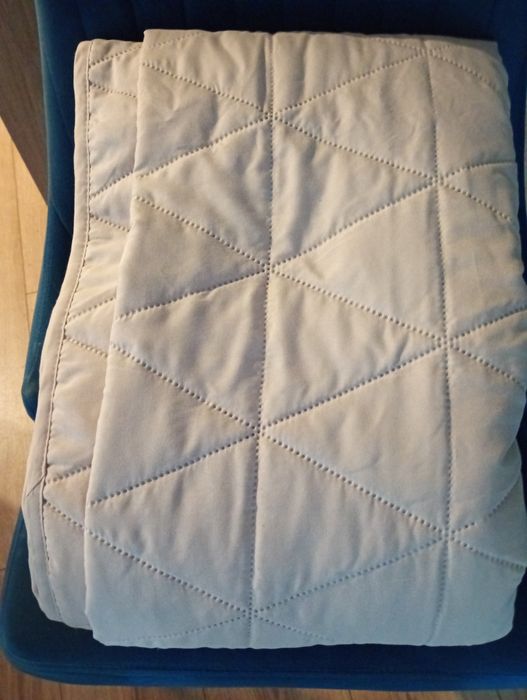 Narzuta na łóżko 220x180 w kolorze beżowym