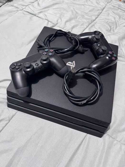 PS4 Pro 1Tb com 2 comandos