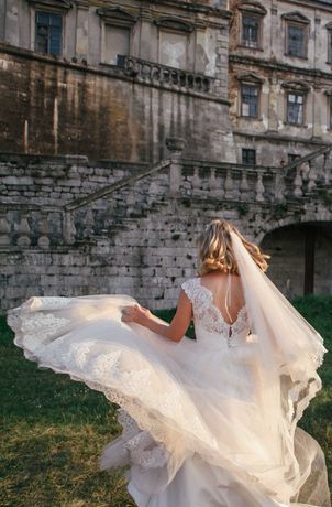 Весільна сукня колір айворі з легким відтінком персика на спідниці