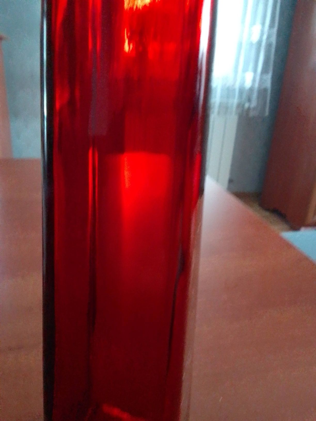 Szklany wazon rubinowy
