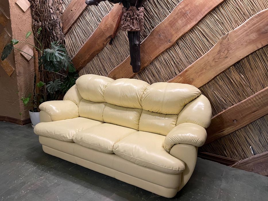 Великий шкіряний (кожаный) диван-ліжко.Стан ідеальний