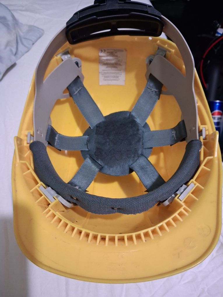 Kask budowlany z regulacją. Kolor żółty!