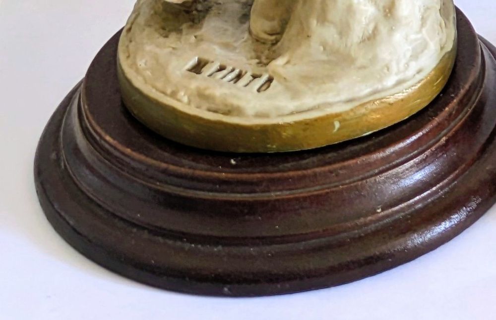 Estatuetas de marfinite assinadas por M.Pinto