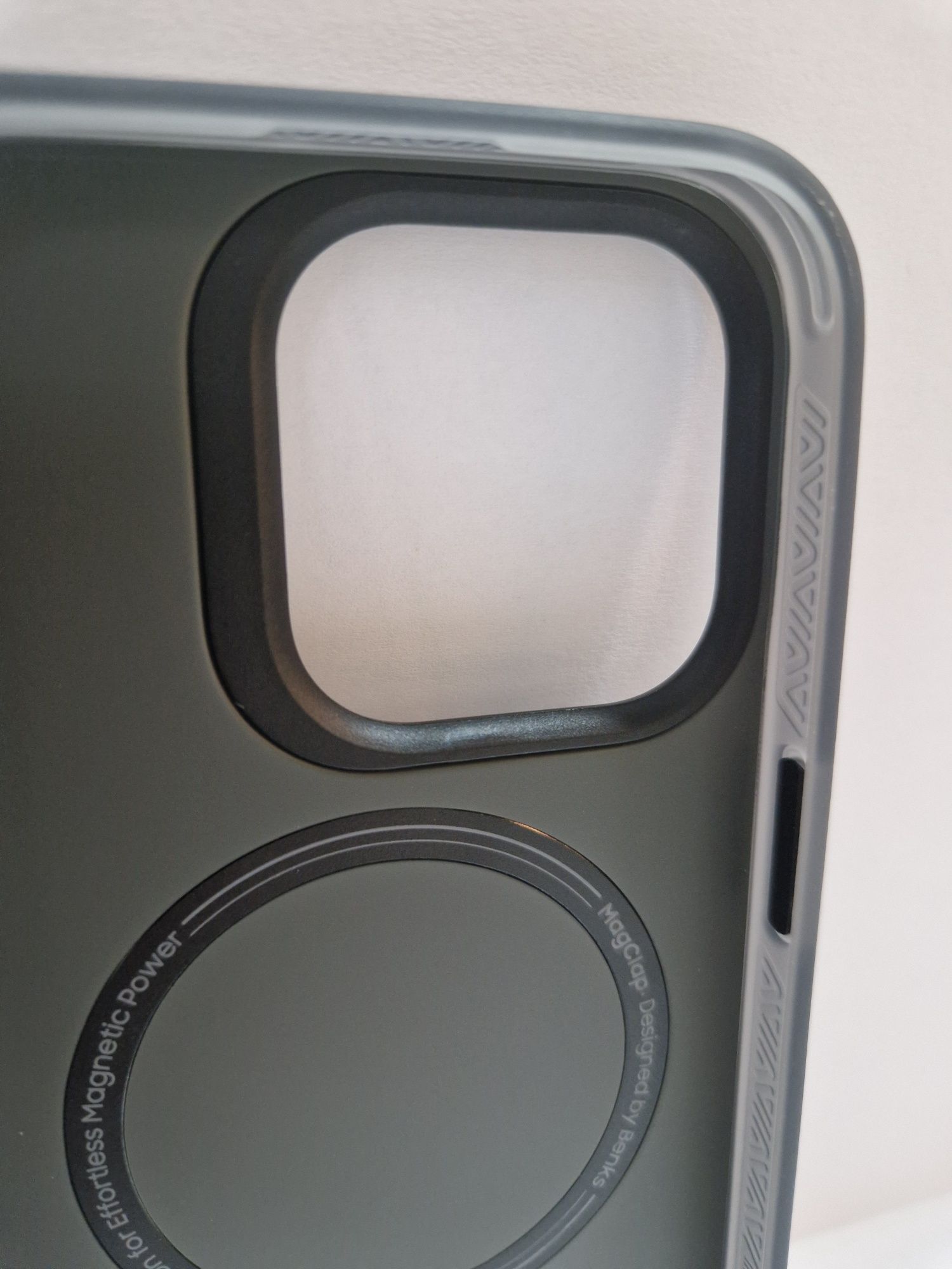 Benks Etui Magnetic Mecha Series do Iphone 15 Pro Max czarny