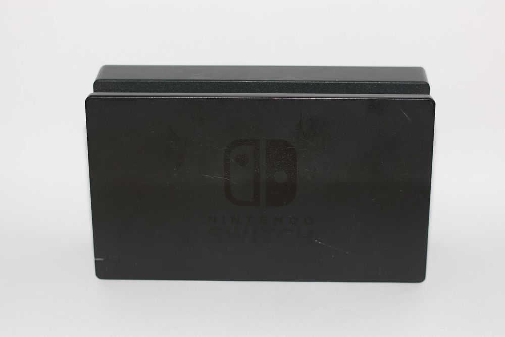 Nintendo Switch (+ Zelda + Mario Kart 8) com acessórios