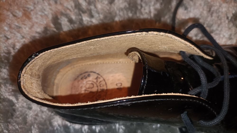 Botas de verniz preto da kickers