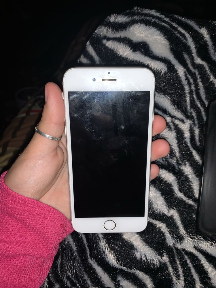 Телефон iPhone 6s в сірому кольорі
