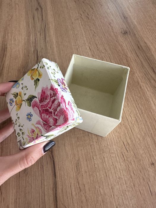 Ozdobne kolorowe pudelko pudeleczko