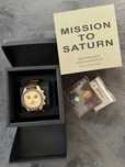 Omega x Swatch SO33T100 Saturn - Złoty model kosmiczny