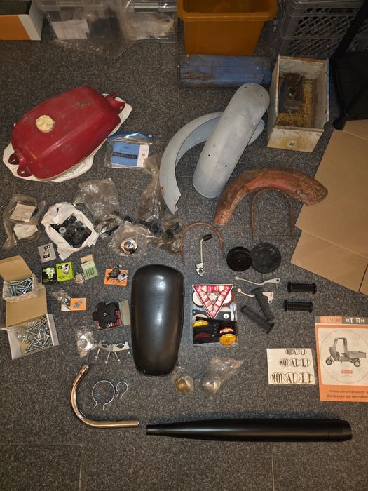 Conjunto 3 triciclos para restauro e várias peças extra