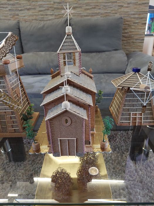 Igreja moinho feitos de cortiça e madeira a mão