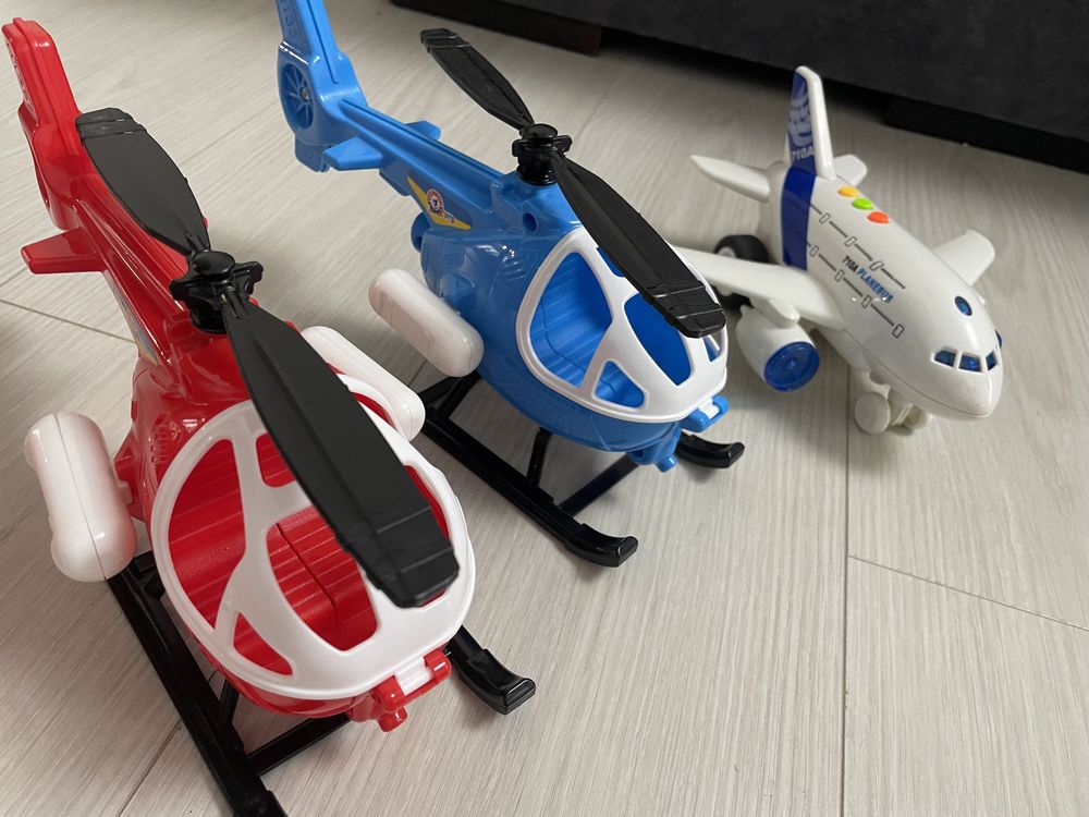 Іграшки робот, халк, хамелеон, вертольот