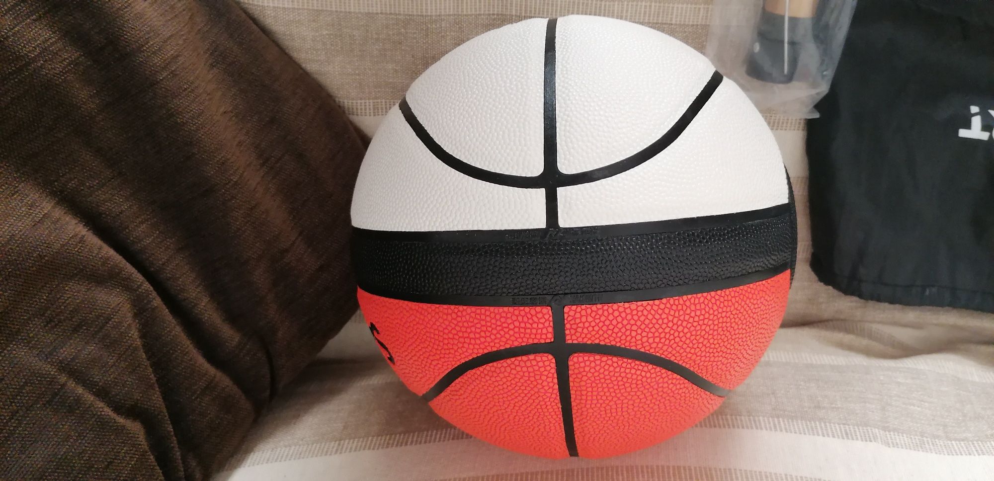 Bola basketball nova com bomba e saco(Desenho pokebola do pokemon)