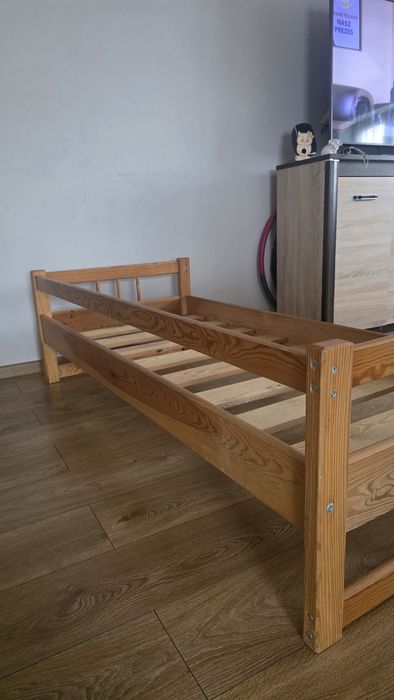 Solidne Drewniane Łóżko Dziecięce 160x70 cm z Barierką