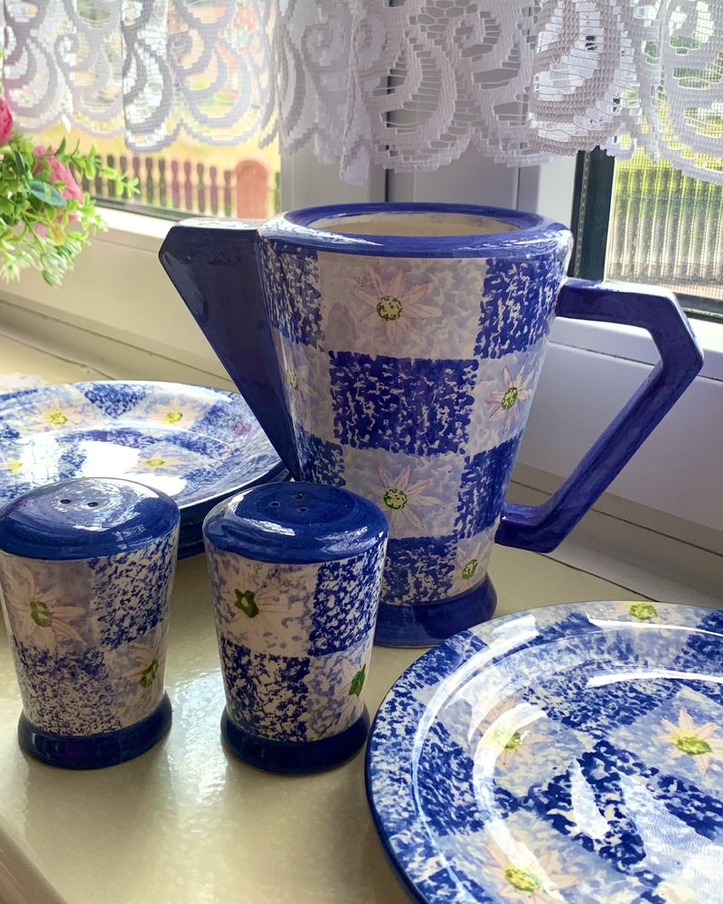 Dzbanek, 4 talerze, pojemniki na sól i pieprz z porcelany