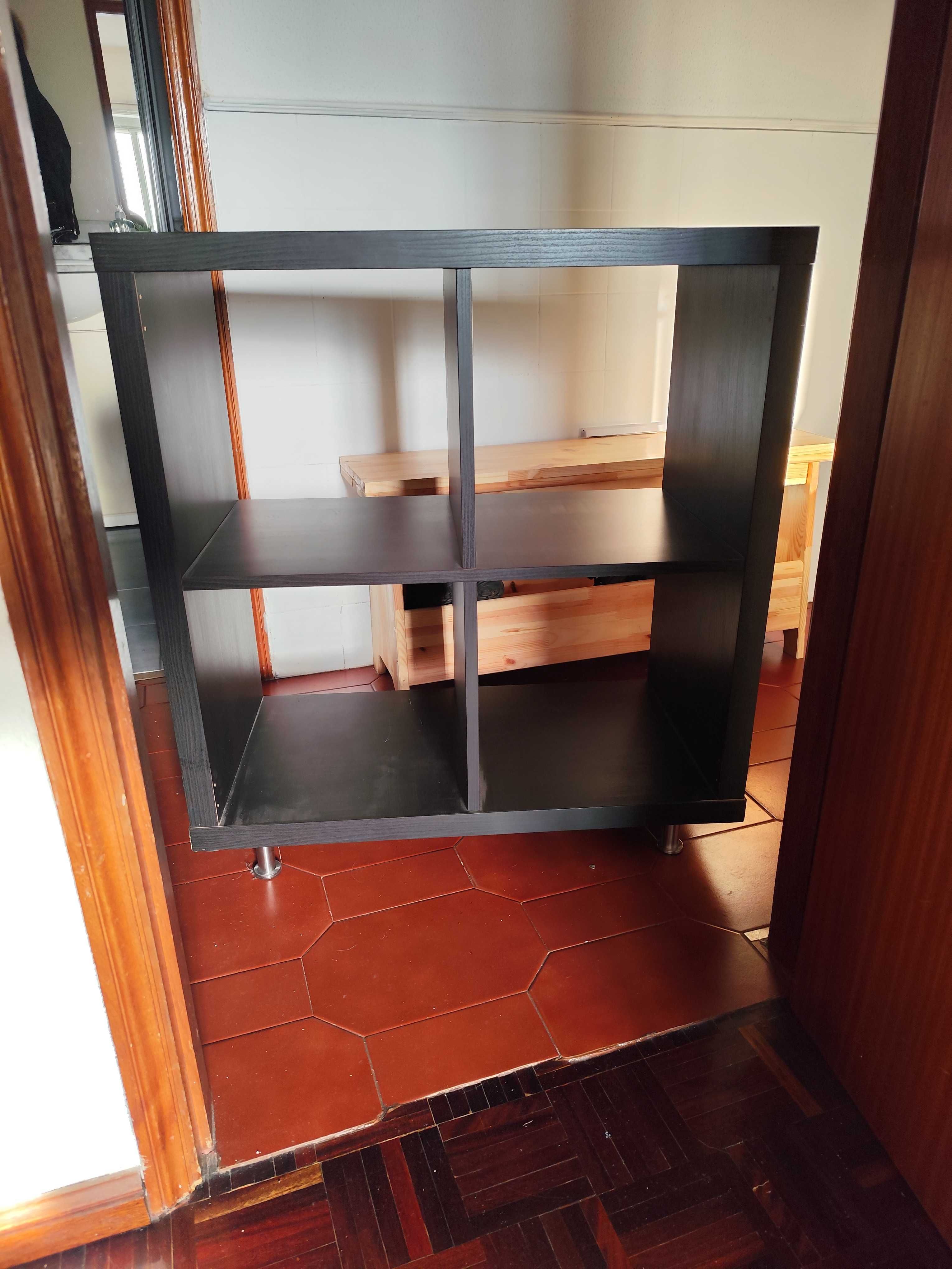 Móvel IKEA estante Kallax 4 cubos (com pés e caixas)
