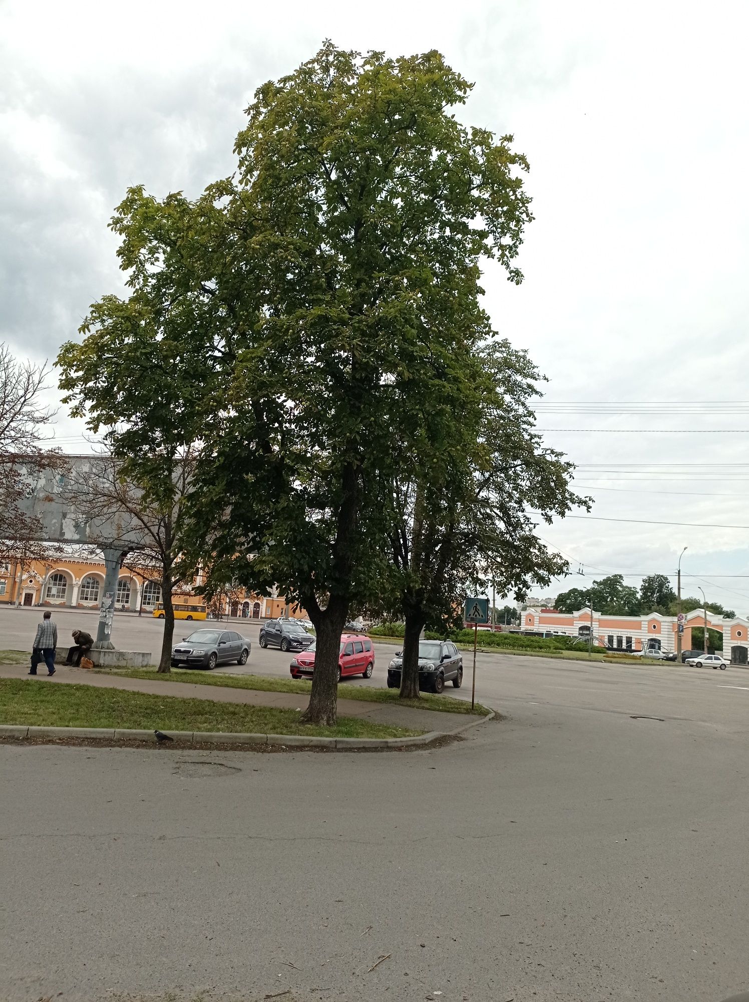 Гараж в районі залізничного вокзалу. Поряд з  АТБ.