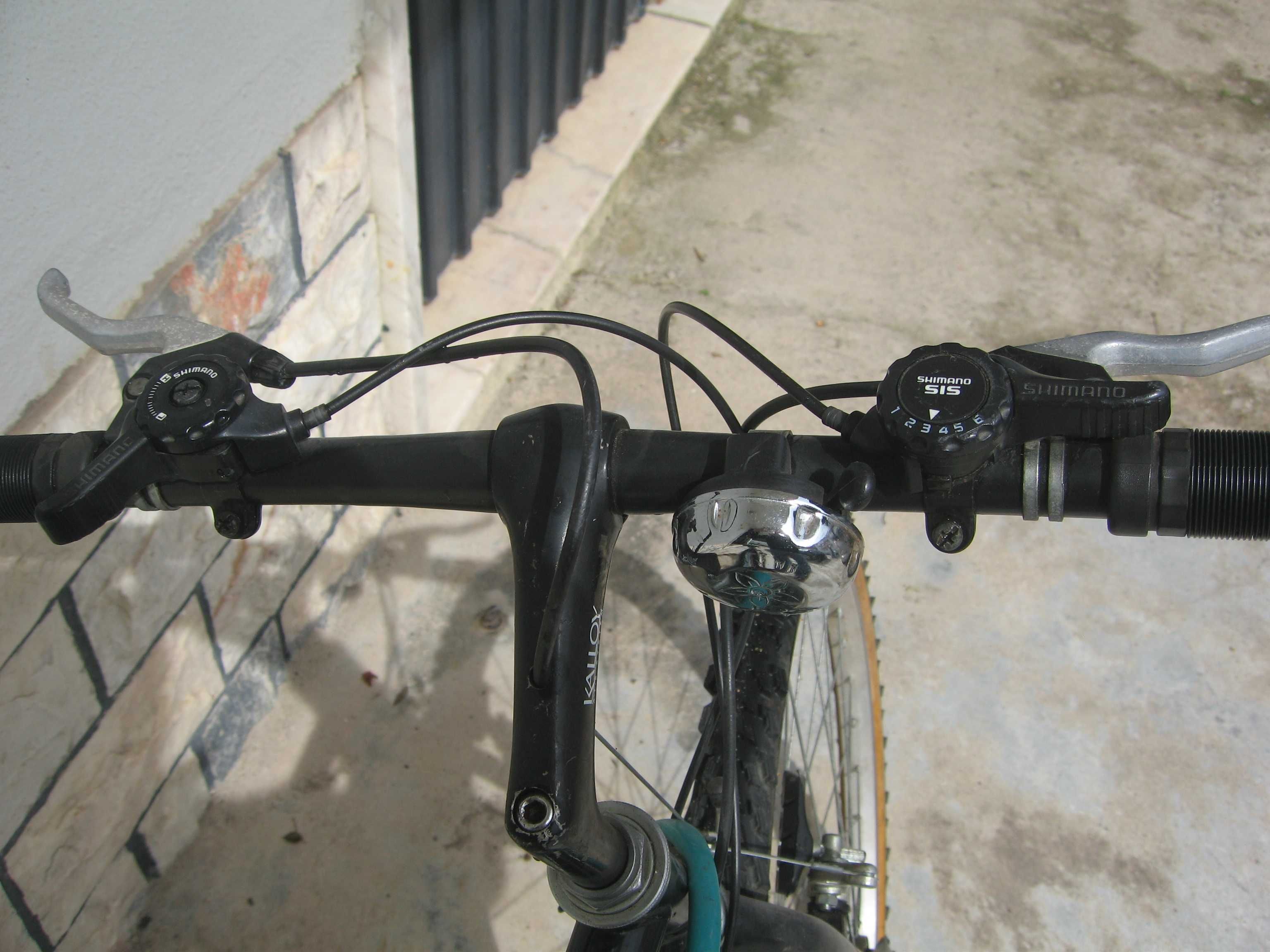 Bicicleta BTT preta, em ótimo estado de funcionamento.