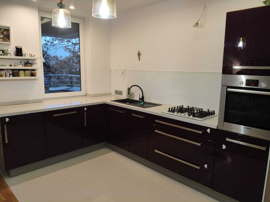 Zabudowa kuchenna wraz ze zmywarką, płytą gazową i piekarnikiem.