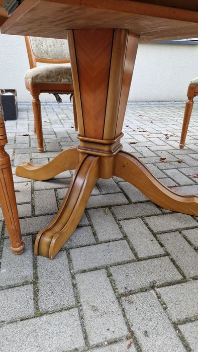 Stół okrągły rozkładany komplet cztery krzesła drewniany drewno orzech