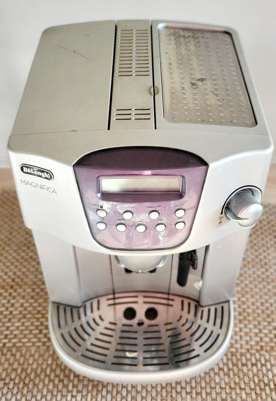 Ciśnieniowy ekspres do kawy Delonghi Magnifica ESAM 4400