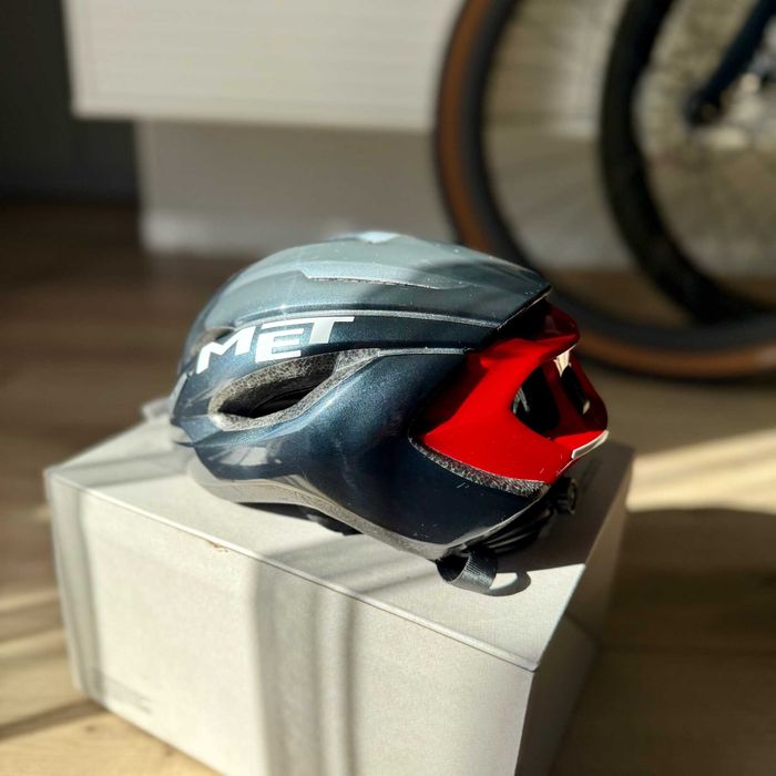 Велосипедний шолом MET STRALE M розмiр 56-58см