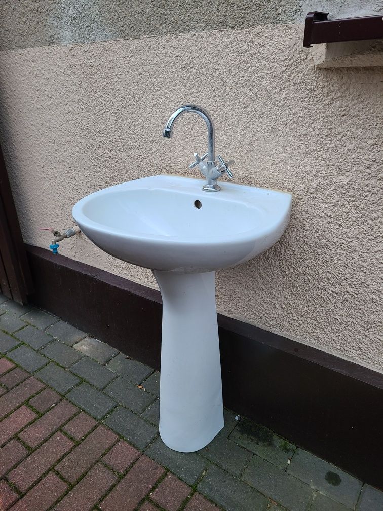 Retro umywalka z nogą i baterią w zestawie