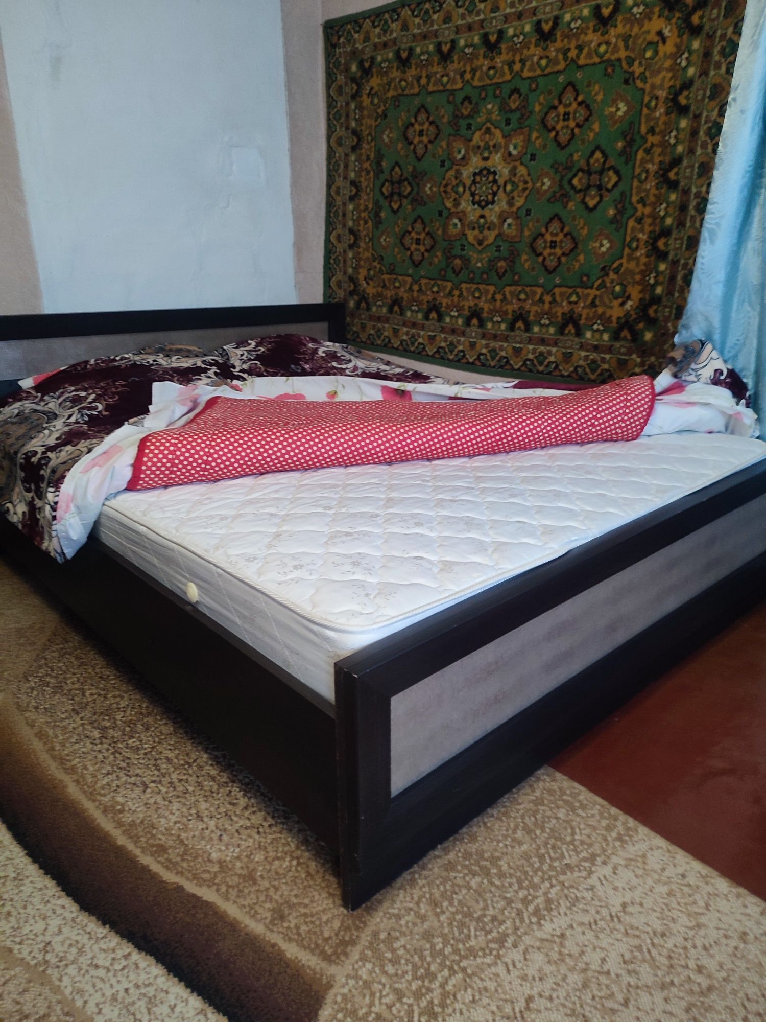 Двухспальне ліжко та матрац