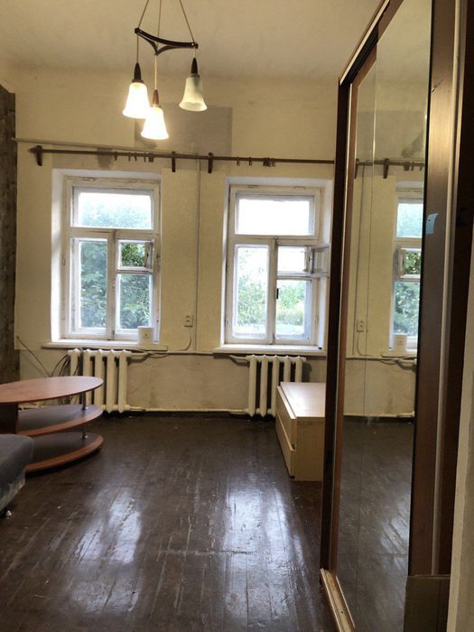 Велика квартира у житловому стані, частково під ремонт.