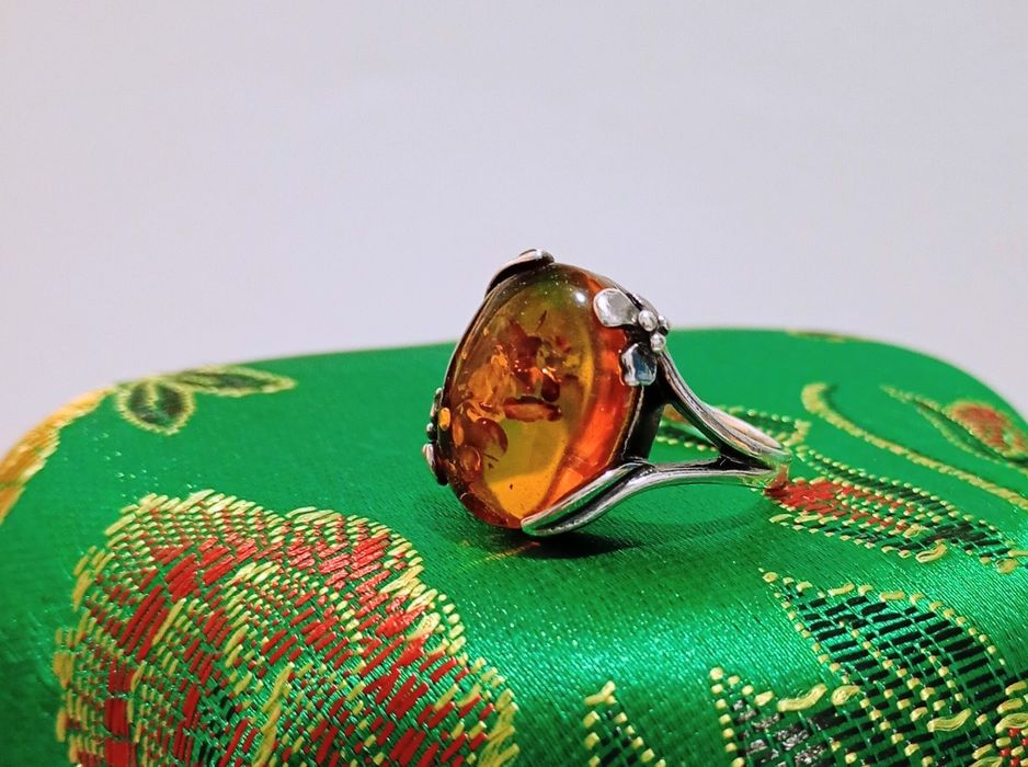 Срібна каблучка з бурштином