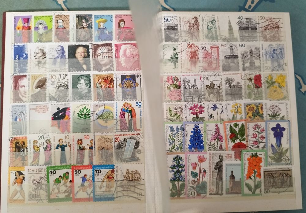 Classificador com 359 selos diferentes Berlim Ocidental