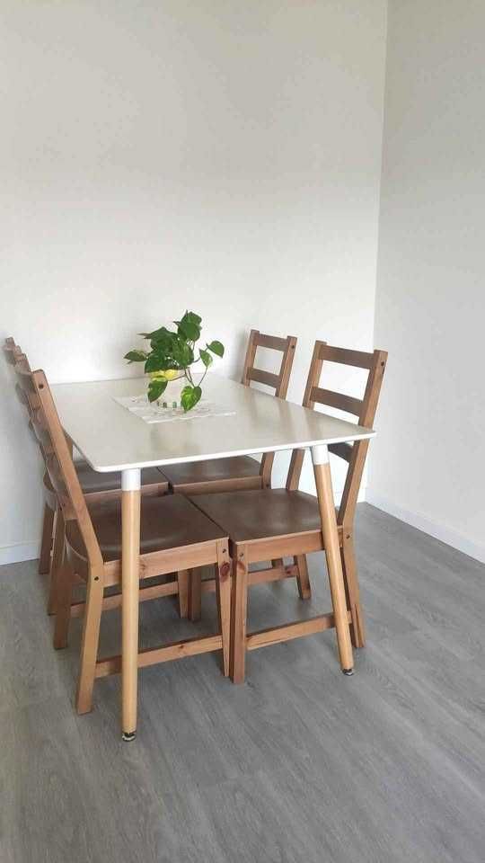 Mesa para 4 ou 6 pessoas. Muito firme, estrutura de ferro