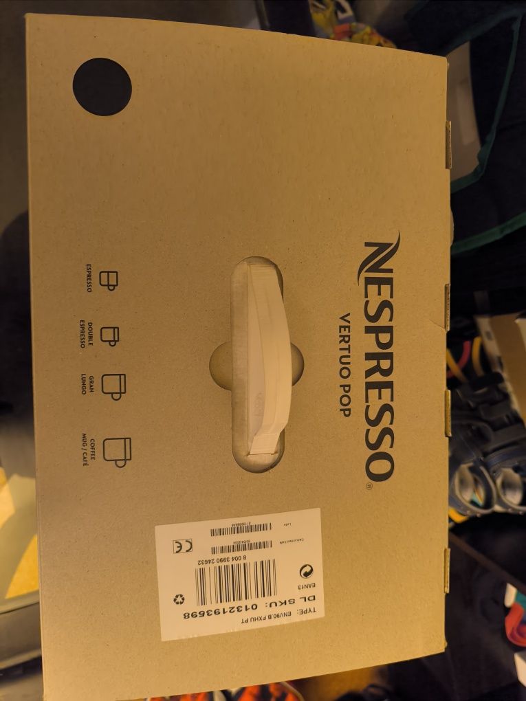 Maquina Nespresso Vertou Pop em Preto