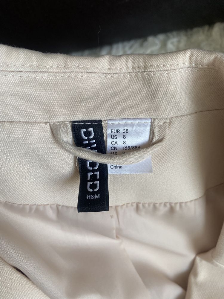 jasnobeżowy żakiet marki H&M