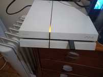 Vendo uma PS4 por 300€