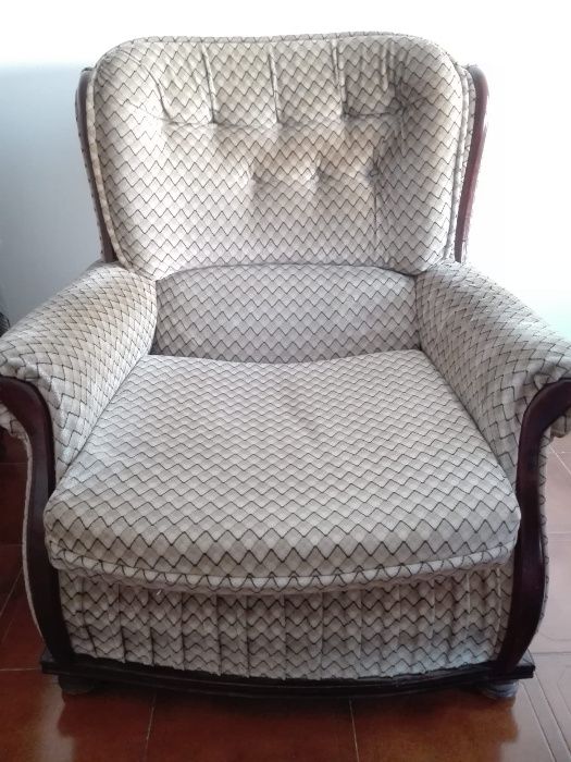 Dois Sofás Individuais, + Um de Três Lugares c/Cama (Baixa Preço)