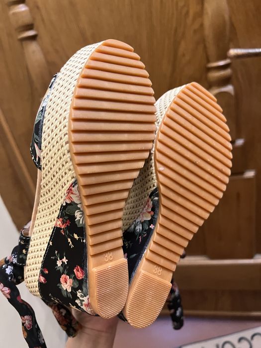 Босоніжки на завязку в квіти