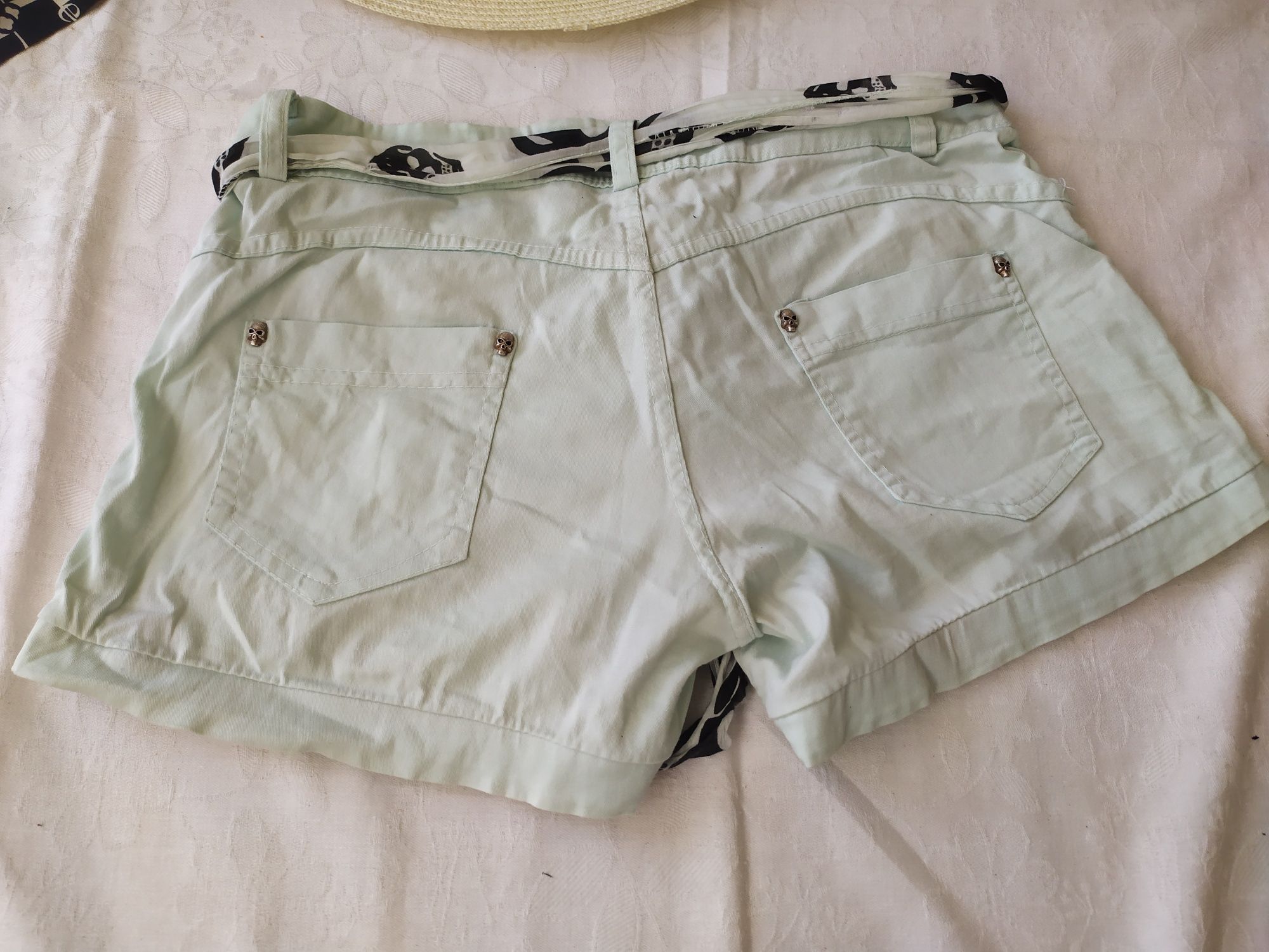 Miętowe spodenki szorty XS 34 S 36 na lato jasne z kieszeniami szarfą