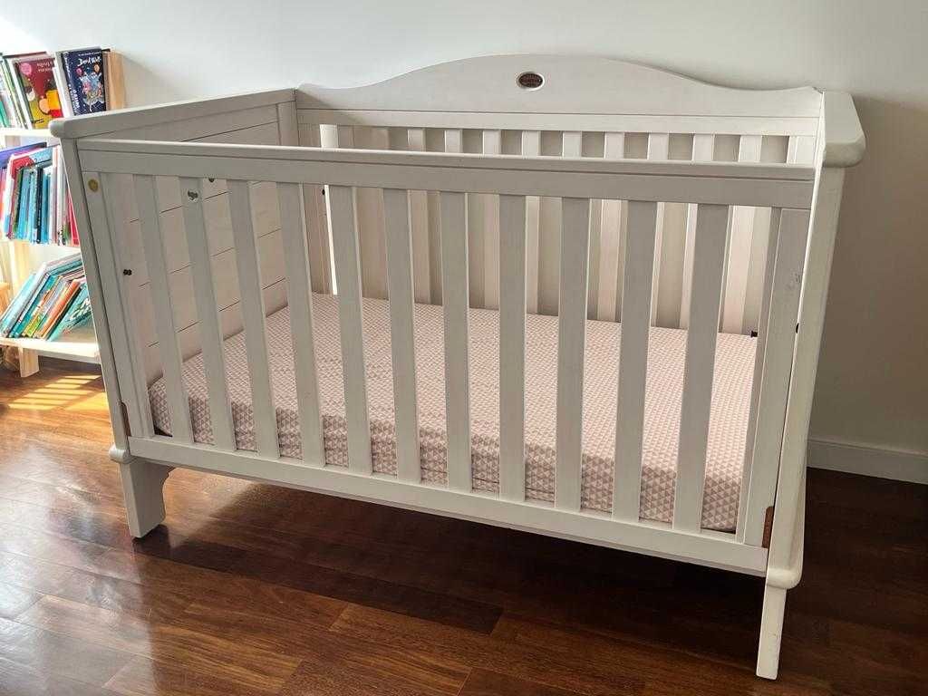 berço de madeira maçica, branco com colchão 3 em 1 (berço, cama, sofa)