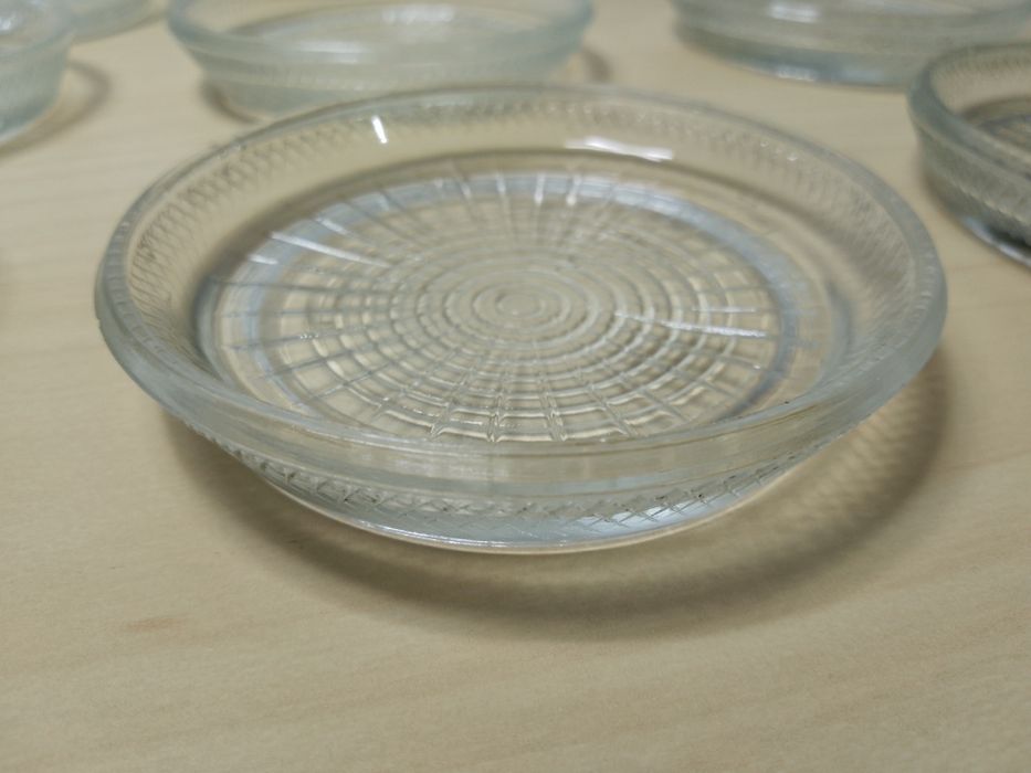 9 spodeczków PRL kryształowe