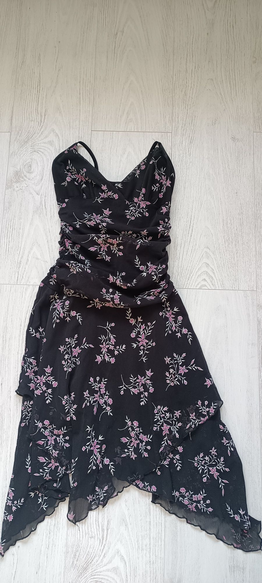 Czarna sukienka z różowymi kwiatami w rozmiarze XS