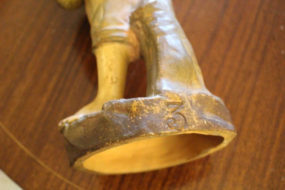 Escultura possivelmente Estatuária: O menino e os gatos